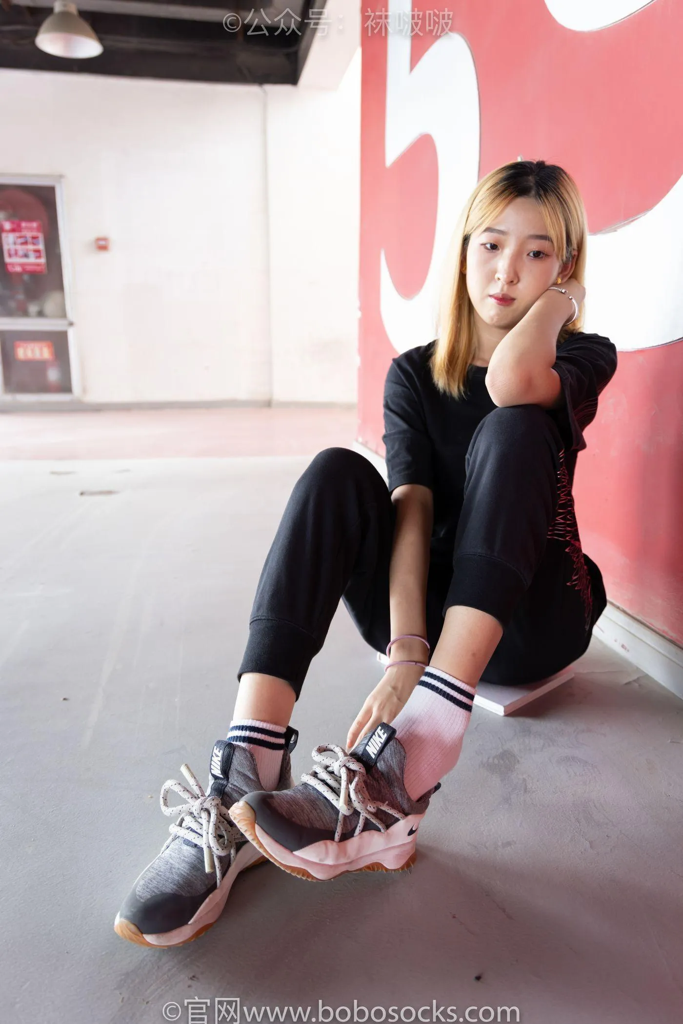[BoBoSocks袜啵啵]NO.018 木木-运动鞋、白棉袜、裸足 [136P]插图
